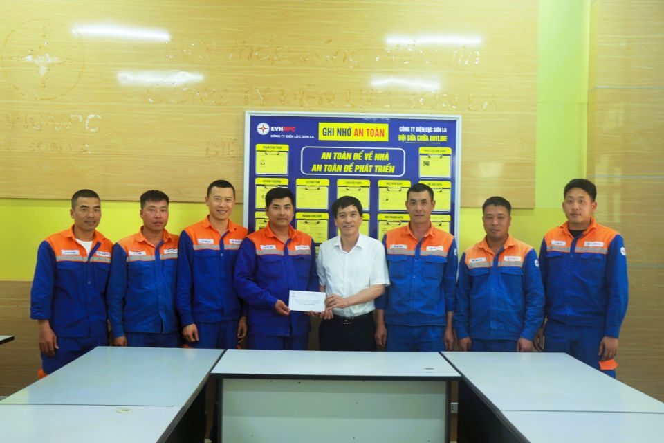 Công đoàn Công ty Điện lực Sơn La khen thưởng Nhóm Công tác cứu người bị nạn